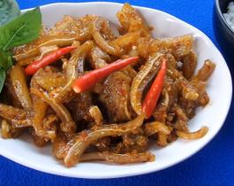 Tai heo xào sa tế