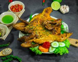 Gà ta nướng nguyên con