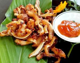 Tai heo chiên nước mắm
