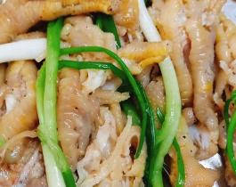 Chân gà hấp hành