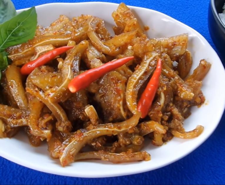 Tai heo xào sa tế
