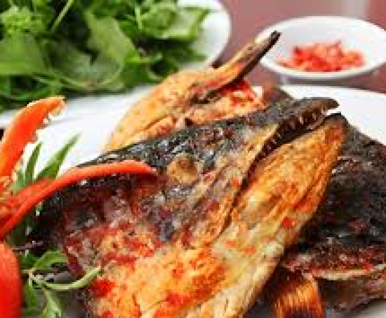 Đầu cá hồi xào sa tế 