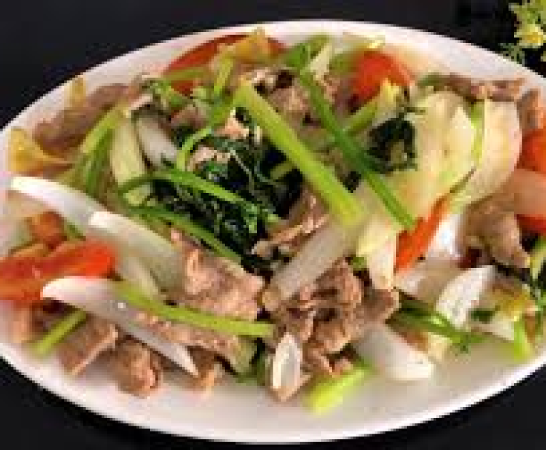 Gân bò xào hành cần