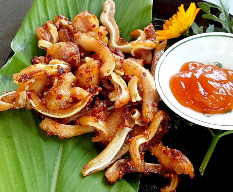 Tai heo chiên nước mắm