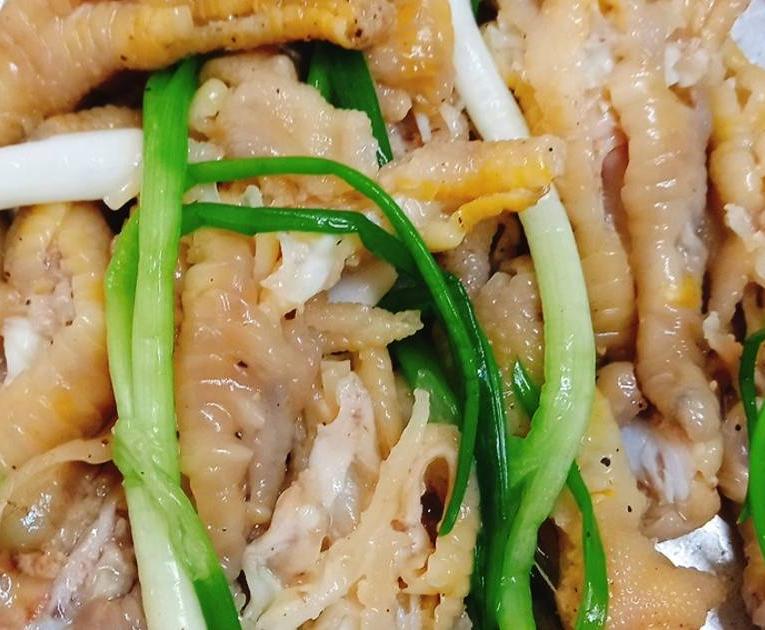 Chân gà hấp hành
